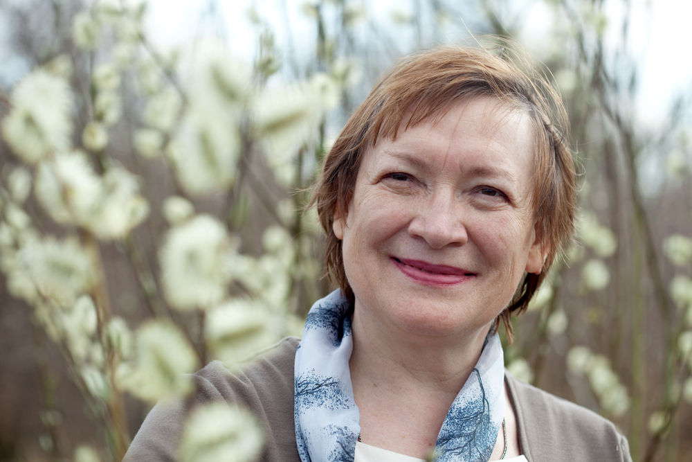 Menopauza charakteryzuje się m.in. uderzeniami gorąca i chwiejnością nastroju (fot. Shutterstock).