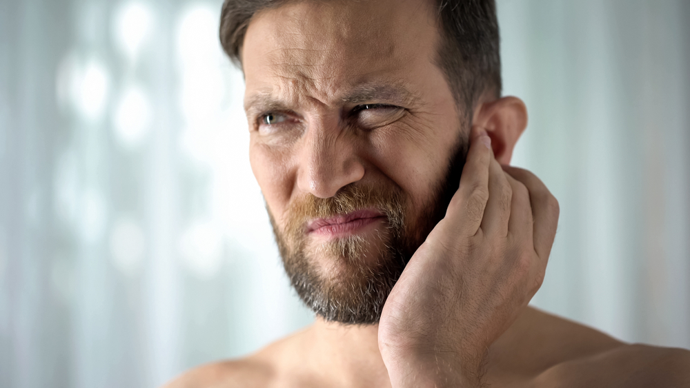 Ostre zapalenie ucha środkowego może mieć charakter ropny (etiologia bakteryjna) bądź nieropny (etiologia wirusowa) (fot. Shutterstock).