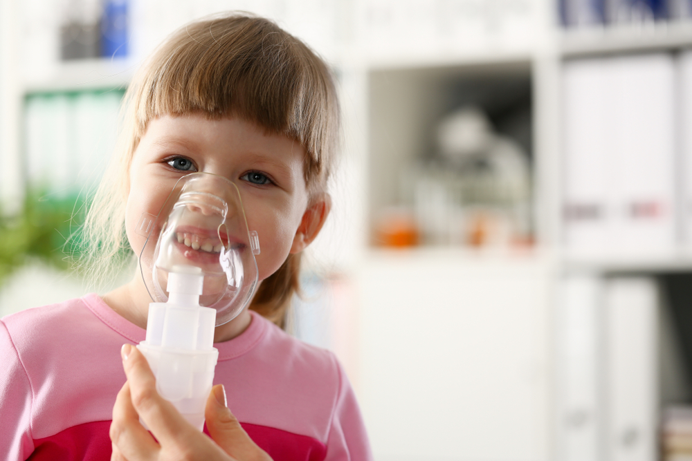 Mimo że inhalacje uchodzą za jeden z najbezpieczniejszych sposobów terapii, istnieją sytuacje, w których należy zachować wzmożoną czujność (fot. Shutterstock).