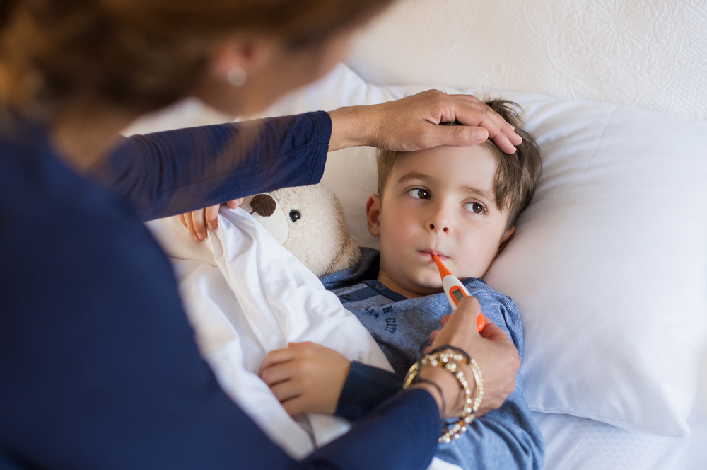 Zdanie rodziców stwierdzających wystąpienie gorączki u swoich dzieci jest bardzo ważne (fot. Shutterstock).