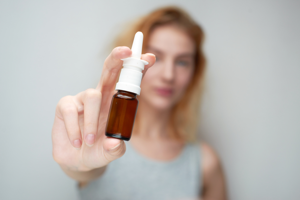 Podanie preparatów donosowych może nastąpić poprzez wkroplenie lub rozpylenie (fot. Shutterstock).
