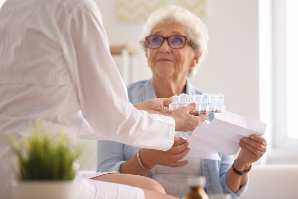 Krople nawilżające stosuje 4-5 razy dziennie, a latanoprost raz dziennie wieczorem (fot. Shutterstock).