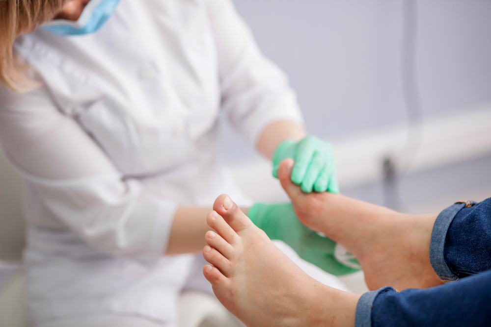 Grzybica paznokci jest chorobą z bardzo dużym odsetkiem nawrotów (fot. Shutterstock).